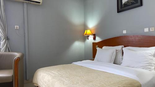 Hotel Peninsule Bonamoussadi Douala in 圣芭芭拉