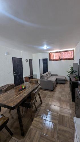 Departamento completo, Cedro
