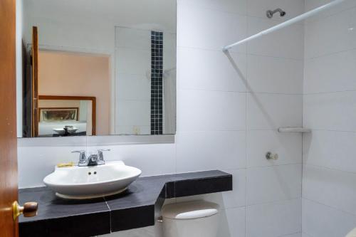 Bathroom, Hotel Veleros Cartagena in Cartagena