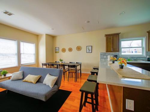 Spacious three-bedroom apt near New York City - Contemporary design