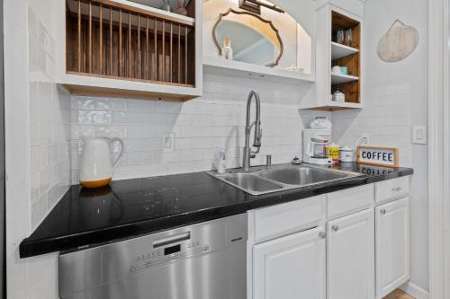 Cozy Sulphur Getaway, Pool and Basketball Court in Sulphur