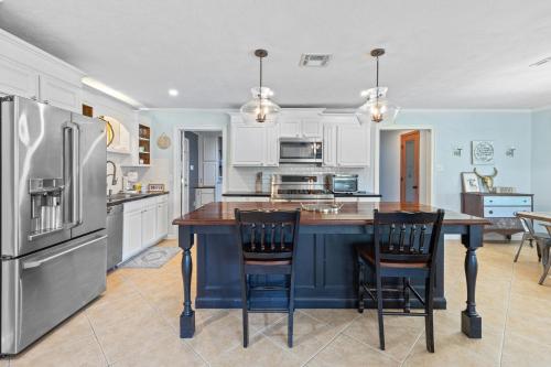 Cozy Sulphur Getaway, Pool and Basketball Court in Sulphur