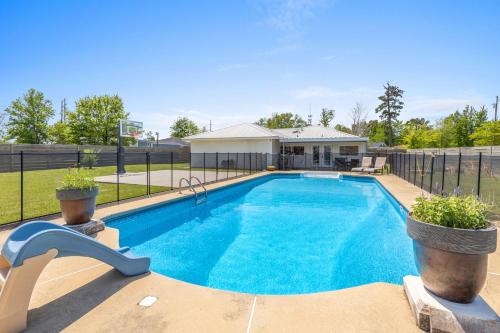 Cozy Sulphur Getaway, Pool and Basketball Court in Sulphur