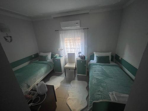 2 twin beds