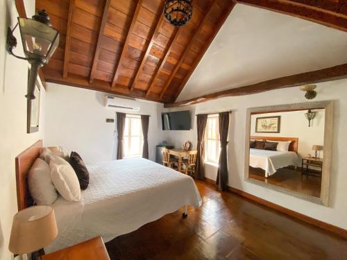 1 queen bed, 4 bunk beds