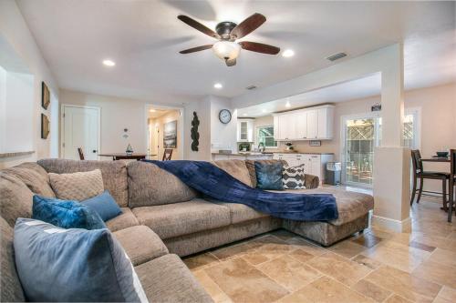 Modern, Fully Upgraded Home with BBQ and Firepit!, Gainesville