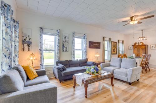 . Half-Mi to Dtwn Lufkin: Charming & Spacious Home!