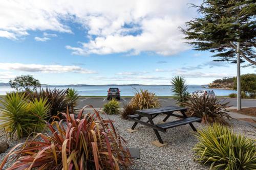 . Beachfront Apartment Blackmans Bay