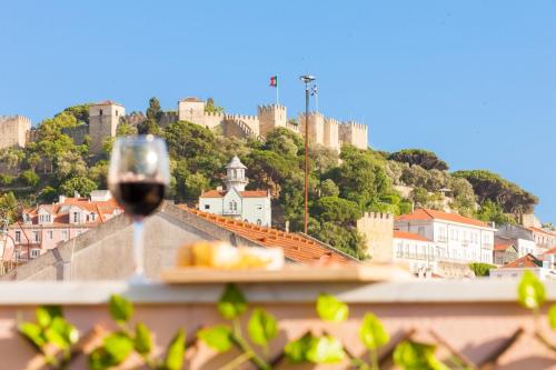 2-Bedroom 2 double bed 1 sofa bed Apartment with Open Terrace in Central Lisbon, Lisbona