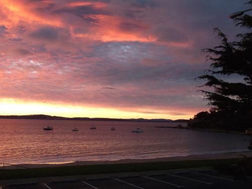 ทัศนียภาพ, Beachfront Apartment Blackmans Bay in แบล๊คแมน เบย์