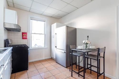 City Outside Serenity Inside: 2B1B NYC - 40 Min