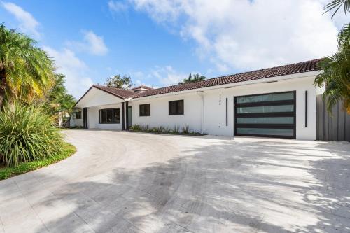 Spacious Modern Mansion w Pool & Sauna in Hollywood close to Beach Spacious Modern Mansion w Pool & Sauna in Hollywood close to Beach