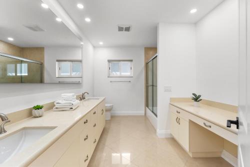Spacious Modern Mansion w Pool & Sauna in Hollywood close to Beach Spacious Modern Mansion w Pool & Sauna in Hollywood close to Beach