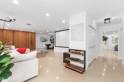 Spacious Modern Mansion w Pool & Sauna in Hollywood close to Beach Spacious Modern Mansion w Pool & Sauna in Hollywood close to Beach