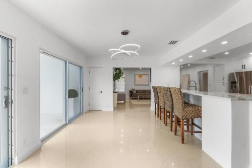 Spacious Modern Mansion w Pool & Sauna in Hollywood close to Beach Spacious Modern Mansion w Pool & Sauna in Hollywood close to Beach
