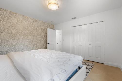 Spacious Modern Mansion w Pool & Sauna in Hollywood close to Beach Spacious Modern Mansion w Pool & Sauna in Hollywood close to Beach