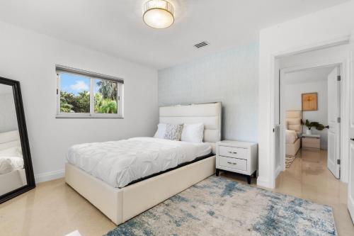 Spacious Modern Mansion w Pool & Sauna in Hollywood close to Beach Spacious Modern Mansion w Pool & Sauna in Hollywood close to Beach