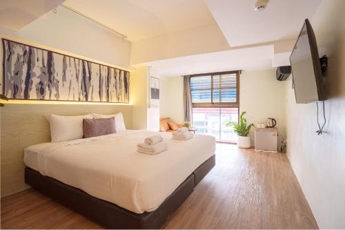 Deluxe Double Room image 7