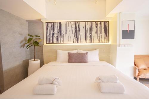 Deluxe Double Room image 9