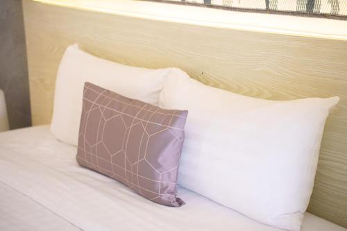 Standard Double Room image 9