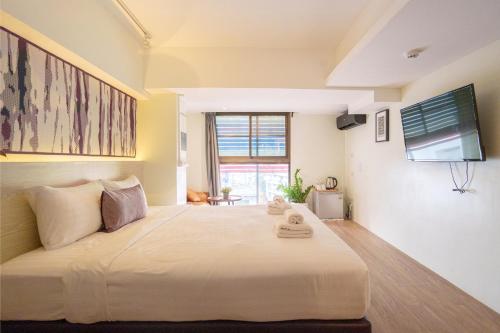 Standard Double Room image 6