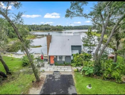 cozy lakeside retreat in Ocklawaha