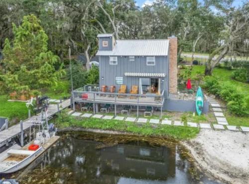 cozy lakeside retreat in Ocklawaha