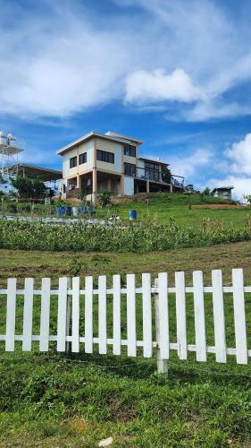 Inn the Mountain a farm house on a foggy farm hill – khách sạn tại Balamban
