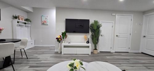 Bleniel Place - Stylish Basement Suite with Wi-Fi Netflix & Parking - Eastgate