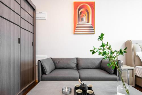 One-Bedroom Apartment with View image 2