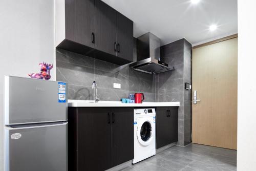 One-Bedroom Apartment with View image 3