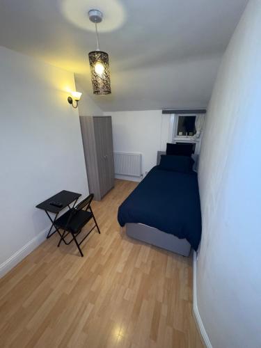Cosy room 7 s, London (photo 2)