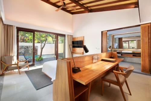One-Bedroom Villa with Tropical Pool image 2