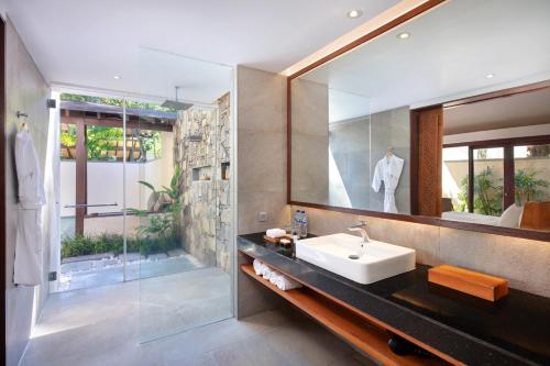 One-Bedroom Villa with Tropical Pool image 3