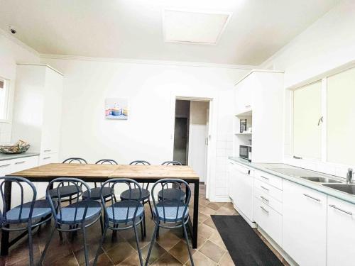 big group entire house 15 beds in Clovelly Park