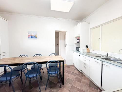 big group entire house 15 beds in Clovelly Park