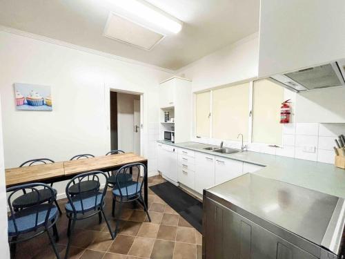 big group entire house 15 beds in Clovelly Park