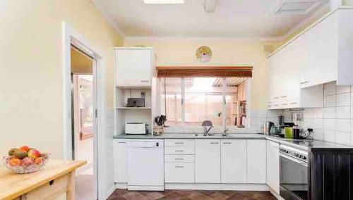 big group entire house 15 beds in Clovelly Park