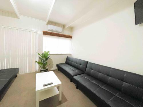 big group entire house 15 beds in Clovelly Park