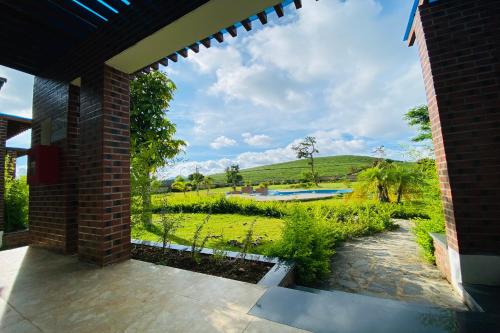 King Room with Garden View image 8