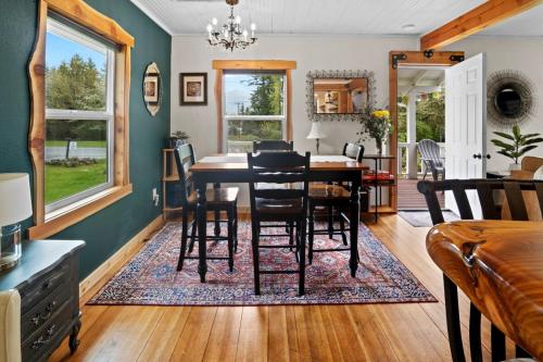 Mt Rainier Retreat with Spa Bathroom-Hot Tub-Fireplace in 阿什福德