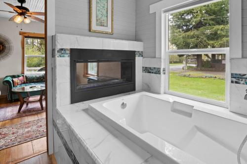 Mt Rainier Retreat with Spa Bathroom-Hot Tub-Fireplace in 阿什福德