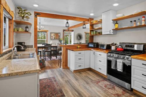 Mt Rainier Retreat with Spa Bathroom-Hot Tub-Fireplace in 阿什福德