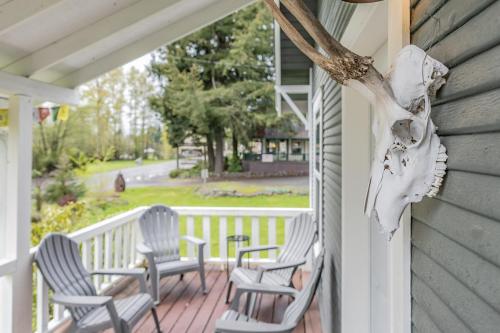 Mt Rainier Retreat with Spa Bathroom-Hot Tub-Fireplace in 阿什福德