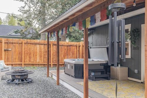Mt Rainier Retreat with Spa Bathroom-Hot Tub-Fireplace in 阿什福德