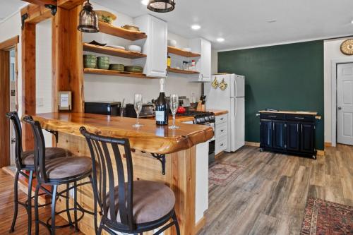 Mt Rainier Retreat with Spa Bathroom-Hot Tub-Fireplace in 阿什福德