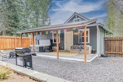 Mt Rainier Retreat with Spa Bathroom-Hot Tub-Fireplace in 阿什福德