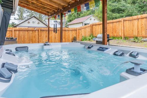 Mt Rainier Retreat with Spa Bathroom-Hot Tub-Fireplace in 阿什福德