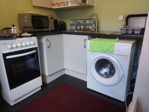 Kjøkken, Private 1 Bed Flat Near The Aston Villa Park in Handsworth Wood