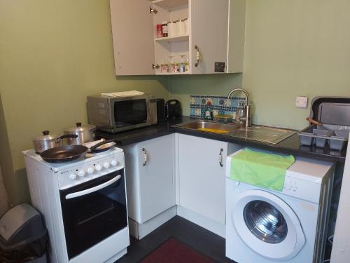Kjøkken, Private 1 Bed Flat Near The Aston Villa Park in Handsworth Wood
